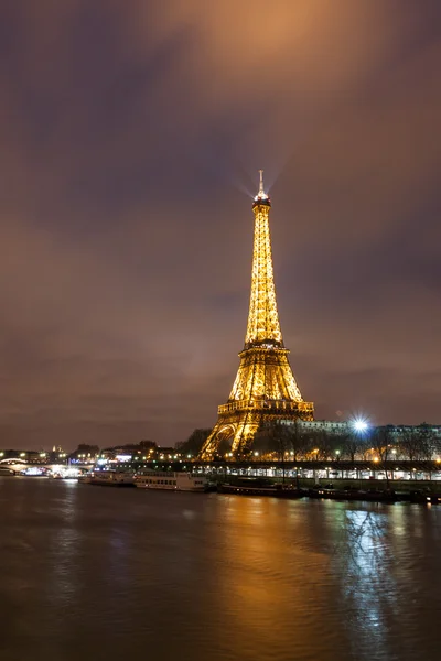 Eiffelturm und Fluss Seine bei Nacht — Stockfoto