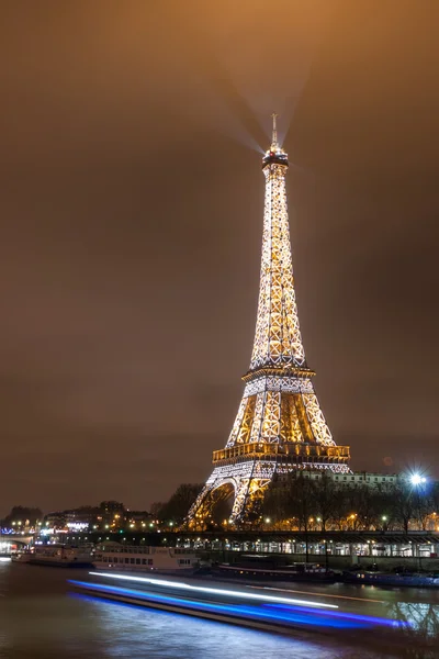 Torre Eiffel e fiume Senna di notte — Foto Stock