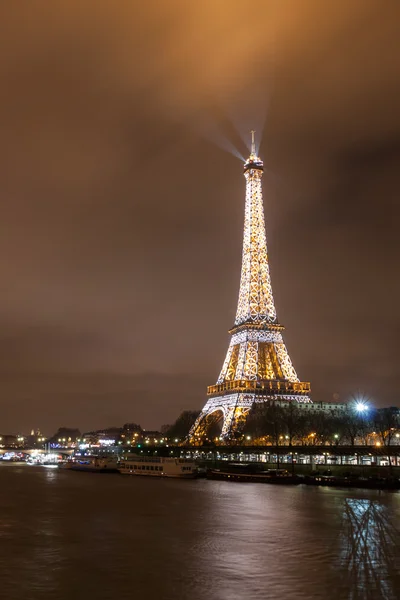 Torre Eiffel e fiume Senna di notte — Foto Stock