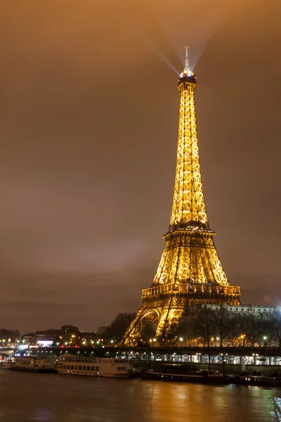 Eiffelturm und Fluss Seine bei Nacht — Stockfoto