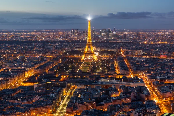 Парижское небо ночью — стоковое фото
