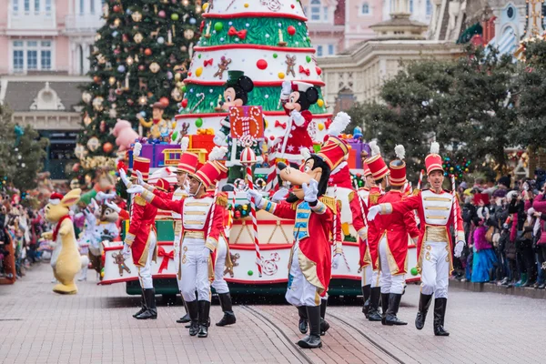 Disney vánoční Parade v Disneylandu v Paříži. — Stock fotografie