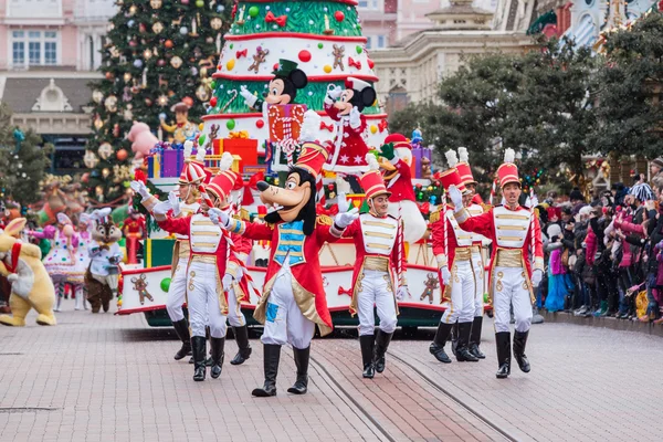 Disney vánoční Parade v Disneylandu v Paříži. — Stock fotografie