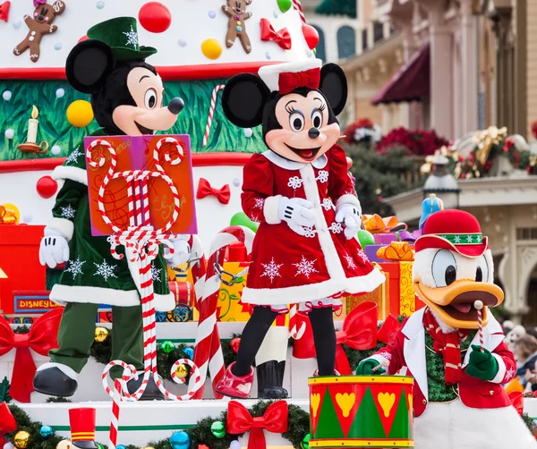 ディズニーランド ・ パリでディズニーのクリスマス パレード. — ストック写真