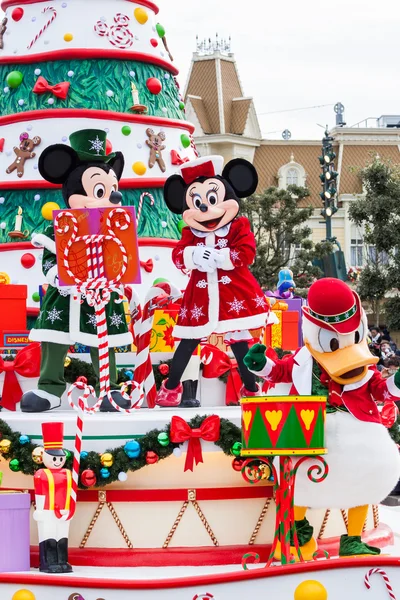 Disney karácsonyi felvonulás a Disneyland Paris. — Stock Fotó