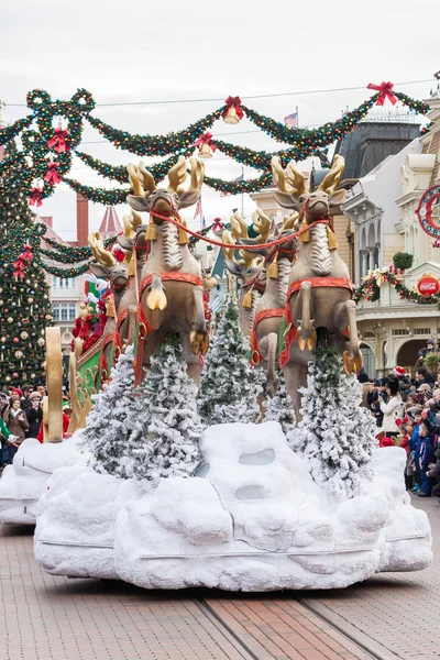 Disney Weihnachtsparade im disneyland paris. — Stockfoto