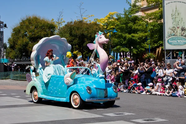 Gwiazdy Disney i parada samochodów, parada w parku rozrywki Disneyland Resort Paris — Zdjęcie stockowe