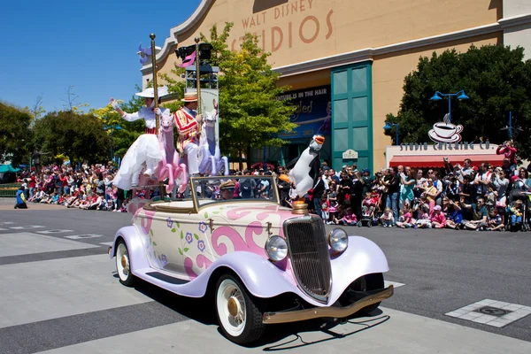 Desfile de estrellas y coches de Disney, un desfile en Disneyland Resort Paris —  Fotos de Stock