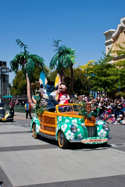 Estrelas Disney ' n' desfile de carros, disneyland resort paris — Fotografia de Stock