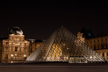 Gece Louvre Müzesi