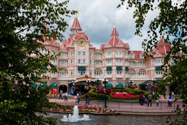 girişte disneyland paris