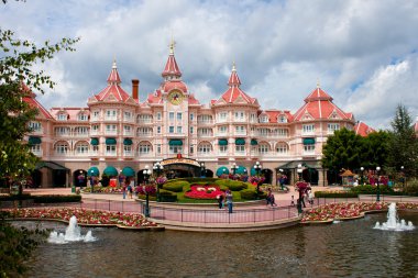 girişte disneyland paris