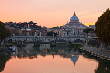 Aziz Petrus Bazilikası na alacakaranlıkta görünümünü