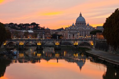 Aziz Petrus Bazilikası na alacakaranlıkta görünümünü