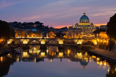 Roma alacakaranlıkta: Güneş battıktan sonra Saint Peter's Basilica.