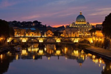 Roma alacakaranlıkta: Güneş battıktan sonra Saint Peter's Basilica.