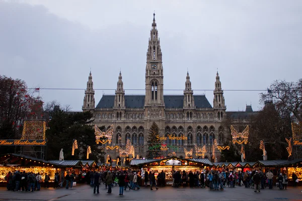 El Ayuntamiento de Viena, también llamado Rathaus con mercado de Navidad, Wien — Foto de Stock