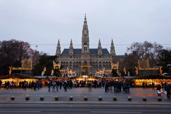 The Vienna City Hall, also called Rathaus with Christmas Market, Wien — Stock Photo, Image