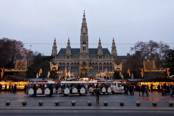 The Vienna City Hall, also called Rathaus with Christmas Market, Wien — Stock Photo, Image
