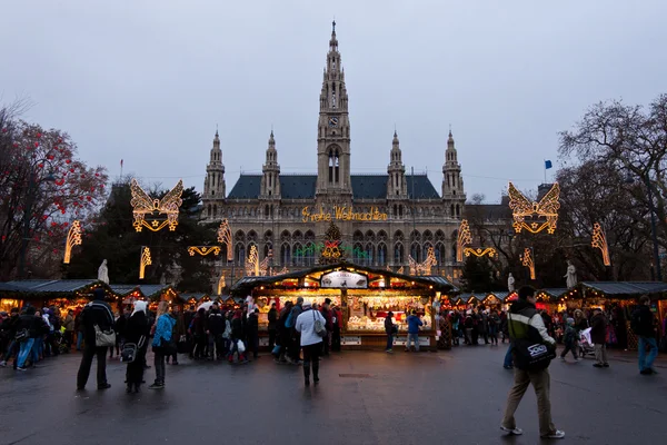 El Ayuntamiento de Viena, también llamado Rathaus con mercado de Navidad, Wien — Foto de Stock