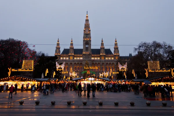 ウィーン市庁舎とも呼ばれるクリスマス マーケットと市庁舎ウィーン — ストック写真