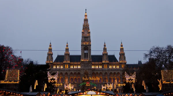 Венская ратуша, также называемая рождественским базаром, — стоковое фото