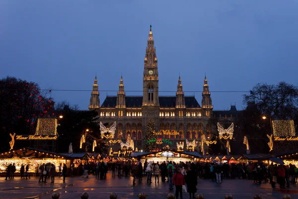 Vienna city hall, також званий з Різдвяний ринок rathaus wien — стокове фото