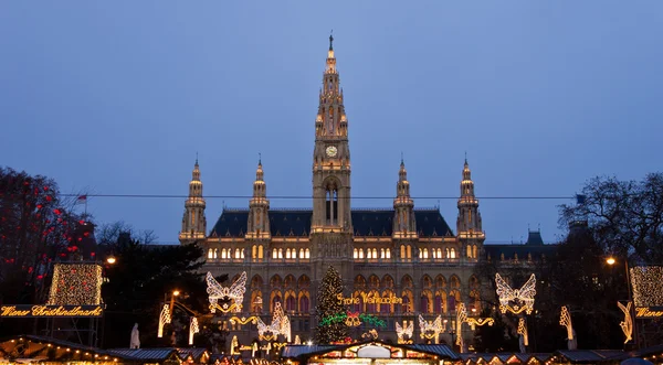 Das Wiener Rathaus, auch rathaus mit weihnachtsmarkt genannt, wien — Stockfoto