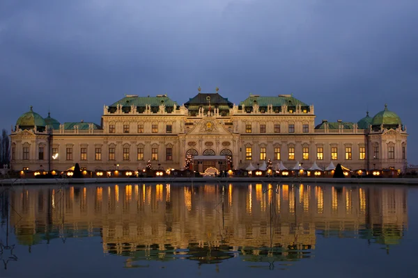 Schloss Belvedere nattetid i Wien, Österrike. — Stockfoto