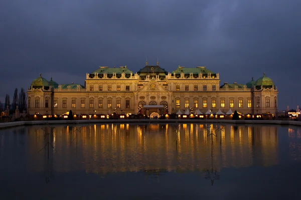 Schloss Belvedere nattetid i Wien, Österrike. — Stockfoto