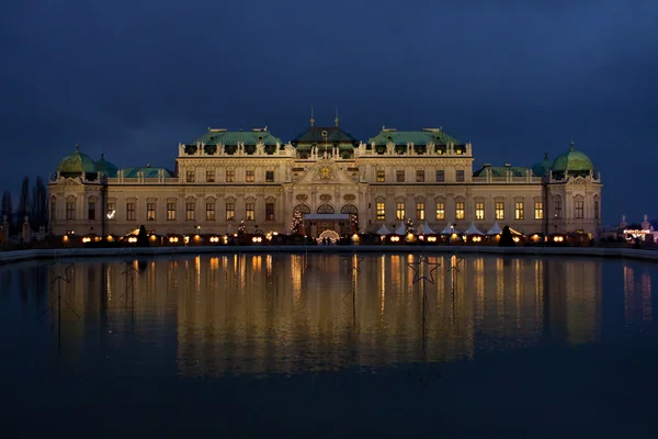 Schloss Belvedere nattetid i Wien, Österrike. — Stockfoto