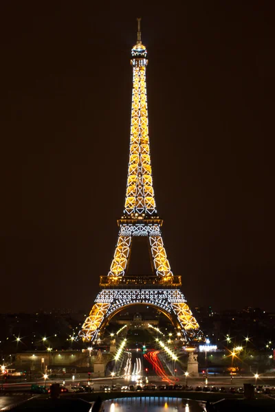 Oświetlona w nocy wieża Eiffla — Zdjęcie stockowe