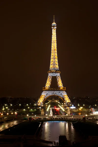 Torre eiffel iluminada à noite — Fotografia de Stock