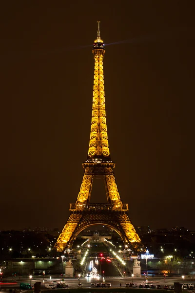 Eiffelturm nachts beleuchtet — Stockfoto