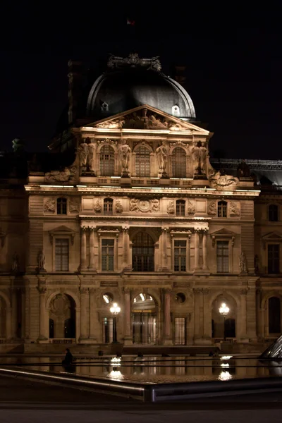 Музей Лувр вночі. — стокове фото