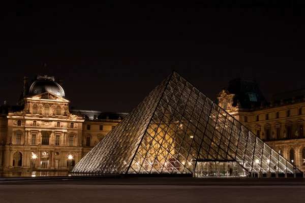 Museo del Louvre di notte — Foto Stock