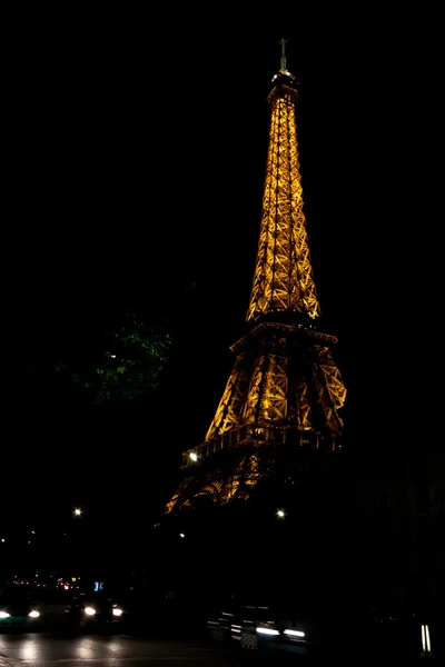 Eiffeltoren 's nachts verlicht — Stockfoto