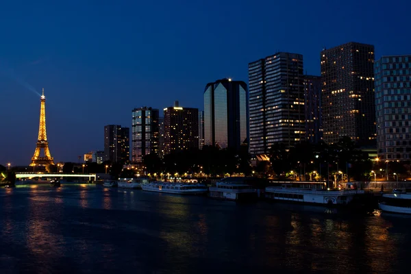 Skyline de París con torre — Foto de Stock