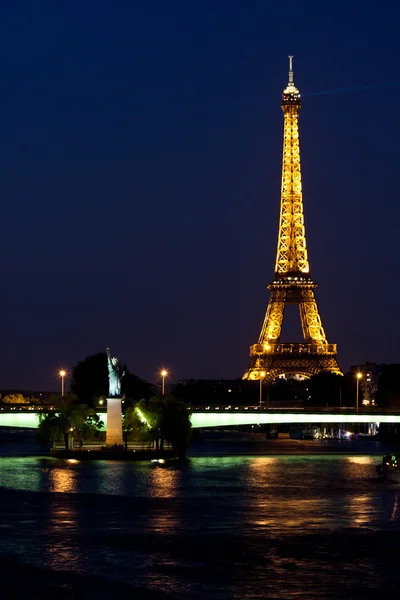 Torre Eiffel iluminada al atardecer . — Foto de Stock