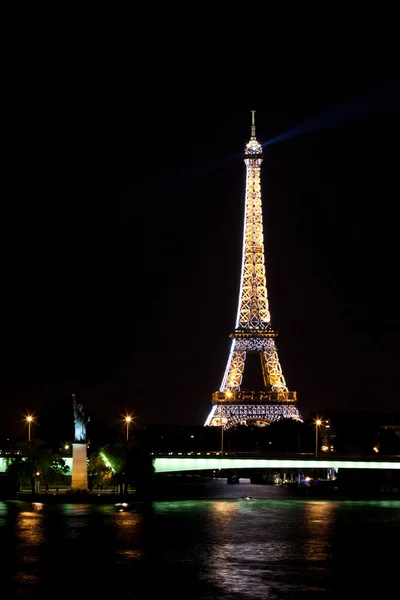 Az Eiffel-torony és a Szabadság-szobor az éjszakában — Stock Fotó