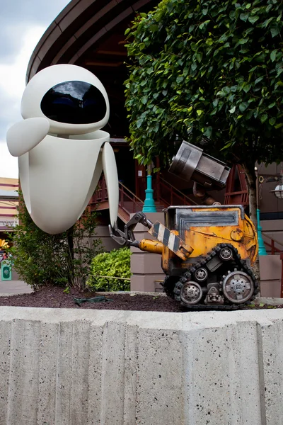 Wall-E en Eve standbeeld in Disneyland Resort Paris — Stockfoto