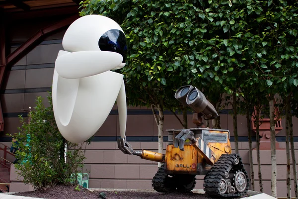 Wall-E en Eve standbeeld in Disneyland Resort Paris — Stockfoto