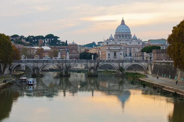 Veduta della Basilica di San Pietro al tramonto — Foto Stock