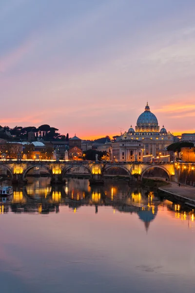 Rome au crépuscule : Basilique Saint-Pierre après le coucher du soleil . — Photo