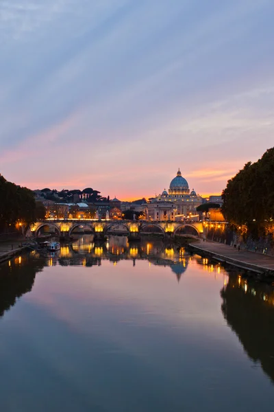 Roma ao anoitecer: Basílica de São Pedro depois do pôr-do-sol . — Fotografia de Stock