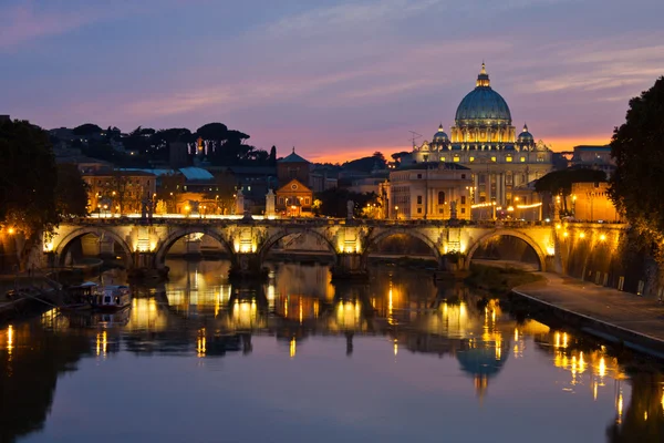 Rome at dusk: Saint Peter's Basilica after sunset. — Stock Photo, Image