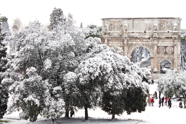 Arch of Constantine with snow in Rome — Stock Photo, Image