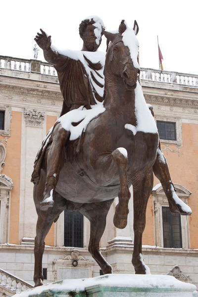 Marcus Aurelius statue on Capitol Hill in Rome with snow. — Φωτογραφία Αρχείου
