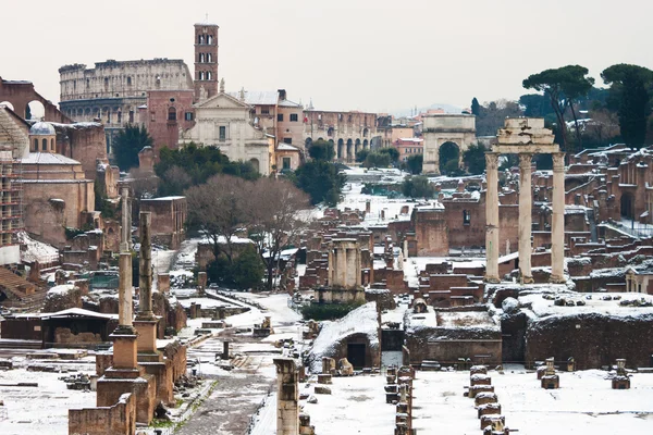 Forum romain avec neige . — Photo