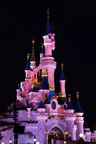 Castillo de Disneyland Paris iluminado por la noche . — Foto de Stock